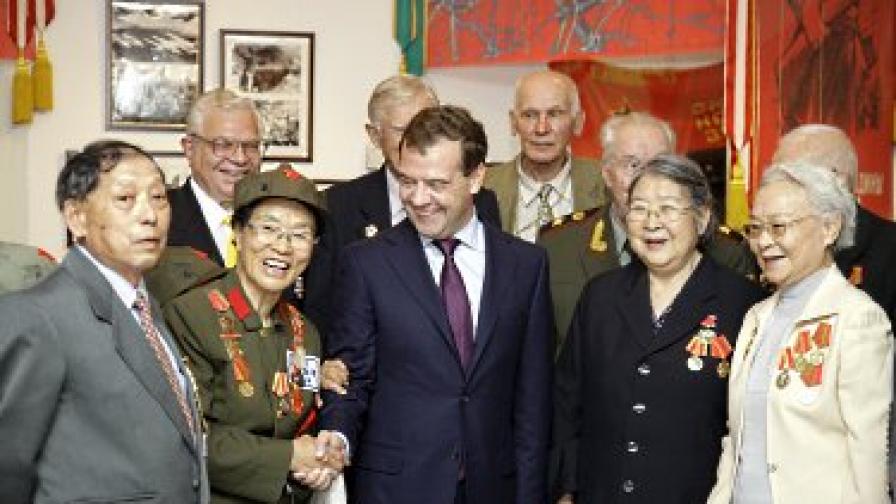Медведев с китайски ветерани от Втората световна война... които май си мислят, че се снимат със Сталин