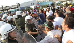 Собственици на камиони се сбиха с полицаи на пристанището в Пирея (снимка от 24 септември 2010)