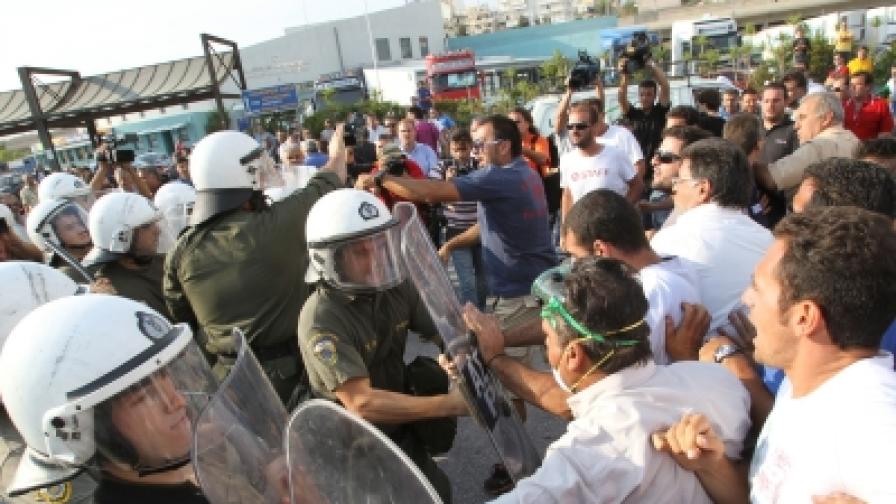 Собственици на камиони се сбиха с полицаи на пристанището в Пирея (снимка от 24 септември 2010)