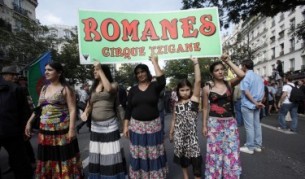 Миналия месец десетки хиляди демонстранти участваха в протести из цяла Франция и различни страни в Европа против политиката на френския президент Никола Саркози за експулсиране на роми от Румъния и България