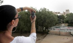 Туристка снима Акропола през затворената врата на археологическия комплекс