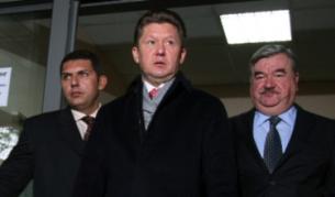 Алексей Милер след разговорите с министър Трайчо Трайков, на които бе придружаван от руския посланик в София Юрий Исаков (вдясно)