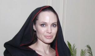 Анджелина Джоли по време на посещението й в Пакистан през септември