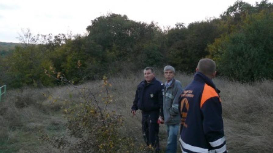Полиция охранява мястото, на което бе намерен трупа на 44-годишния Недко Тодоров - шофьор на окръжния прокурор Ася Петрова