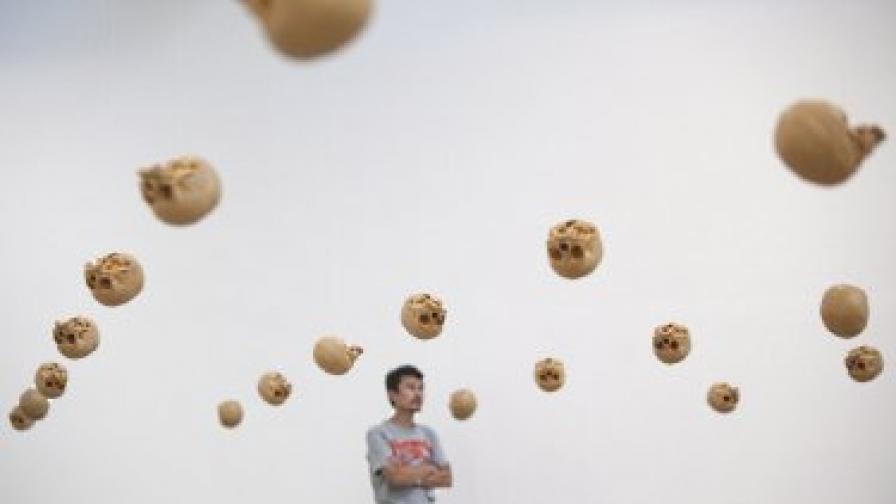 За някои хипнозата е изкуство. През август германският скулптор Кристиян Лемерц представи инсталацията си "Хипноза" на Световното изложение в Пекин. Тя се състои от множество черепи, които се въртят и привличат погледа, докато хипнотизиращ глас се опитва да омае посетителя