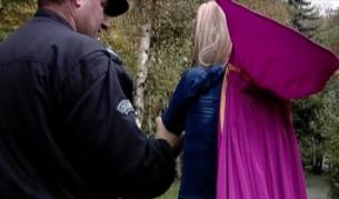 Пернишки полицай здраво държи Супер Бианка, за да не му избяга