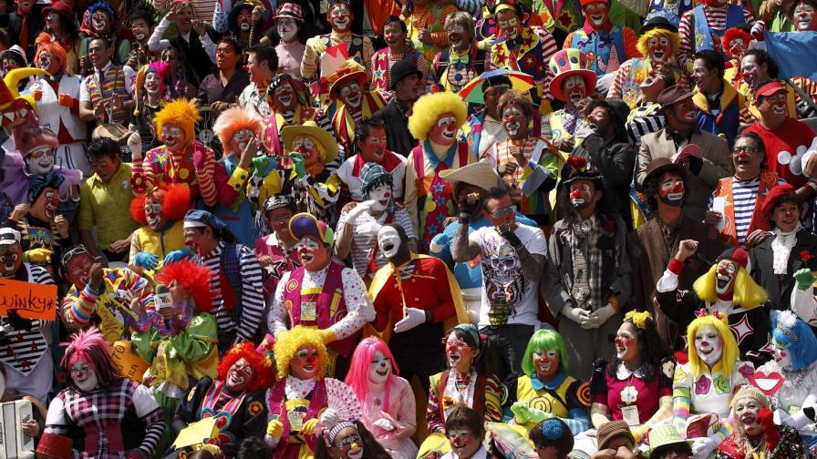 300 клоуни подобриха световния рекорд по смях 