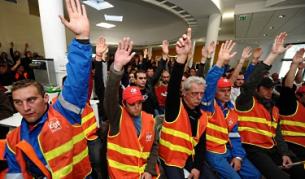 Служителите на една от стачкуващите рафинерии във Франция