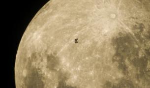 МКС на фона на Луната