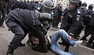 Румънското правителство оцеля след вот на недоверие