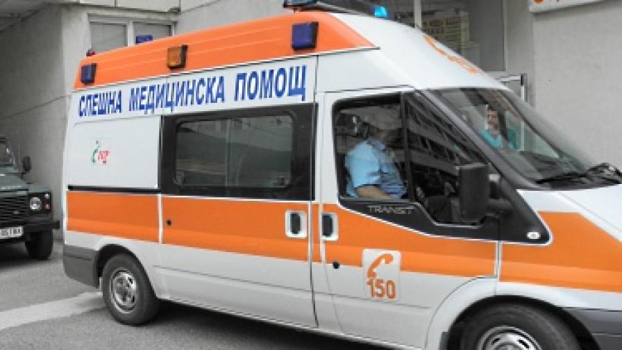 Автобус удари линейка на път за катастрофа