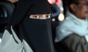 Йеменската студентка Ханан ал Самауи участва в протест в университета в Сана, ден след като беше освободена