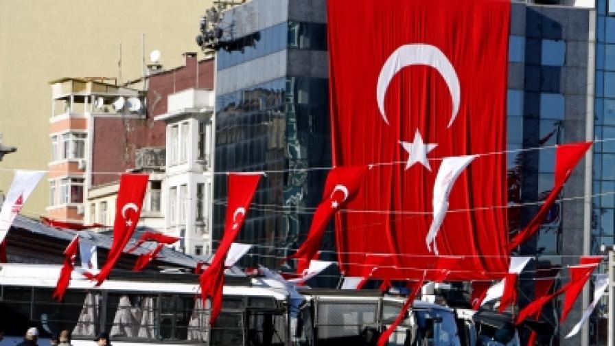 Атентатор-самоубиец се взриви на 31 октомври на оживения <br />
истанбулски площад "Таксим" и рани 32 души