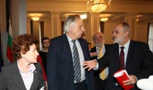 Синдикатите, работодателите и правителството подписаха днес споразумение за нова стратегия за финансова стабилизация на общественото осигуряване и усъвършенстване на пенсионното законодателство