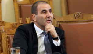 Цветан Цветанов в парламента вчера, където обясни своите доходи и тези на жена си