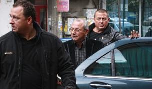 Ахмед Доган и двама от придружителите му