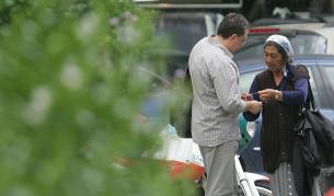 Възрастна ромка разваля магия в центъра на столицата