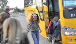 В повечето села, където няма защитени училища, специални автобуси, осигурени от държавата, превозват децата до съседно селище.