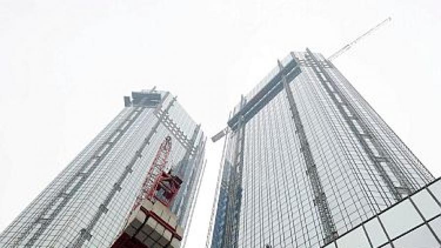 Вандали наводниха двата небостъргача на банка