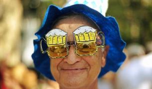 Този весел участник в Октоберфекст в Мюнхен се е сдобил със специални бирени очила. Но все пак в Чехия изпиват повече...