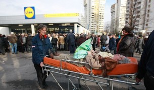 Пред "Лидъл" имаше и припаднали, дойдоха линейки...