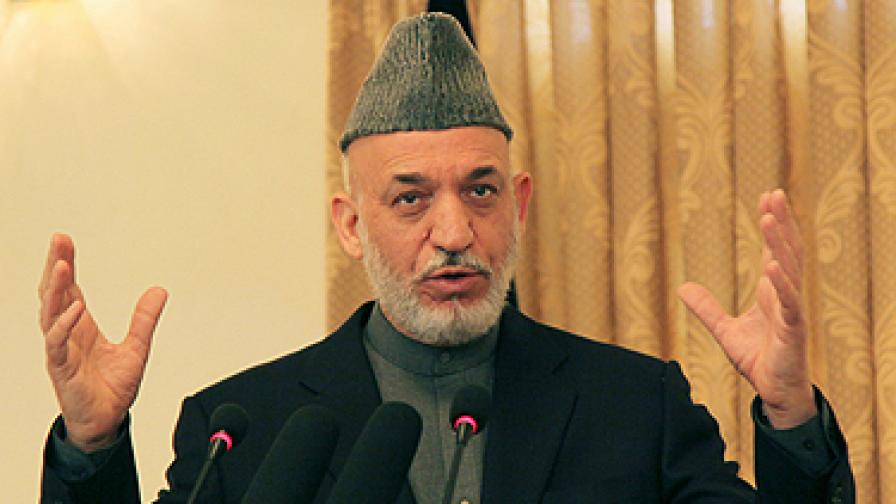 Афганистанският президент Хамид Карзай на пресконференция с журналисти, на която отрече да се е срещал с Ахтар Мохамад Мансур