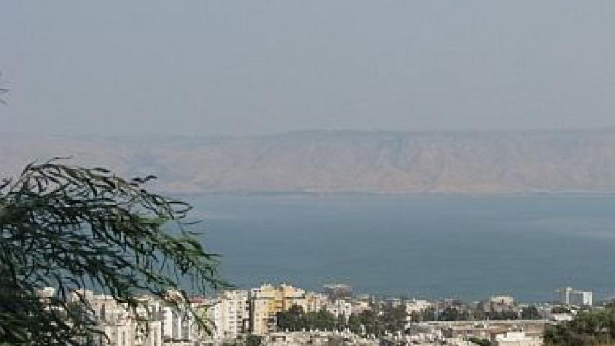 Езерото Кинерет от върха на град Тибериада