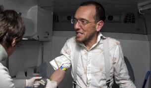 Дим Дуков си прави бърз тест за ХИВ/СПИН в мобилен кабинет през 2008 г.