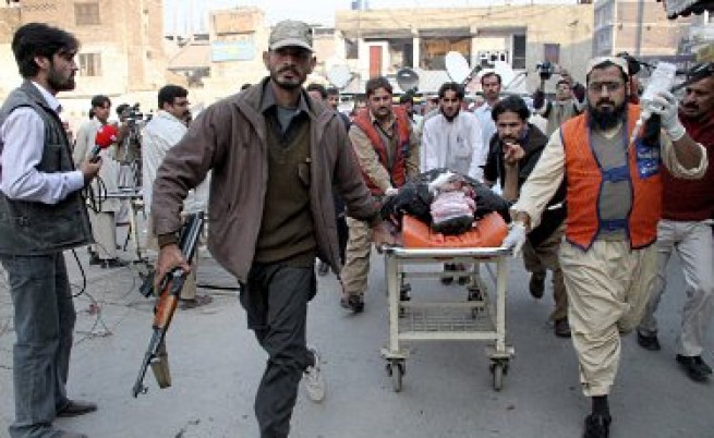 Най-малко 55 убити при двоен атентат в Пакистан
