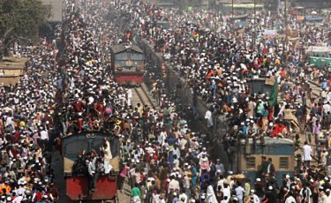 Състоянието на железниците в Бангладеш е много лошо, но за сметка на това те често са претоварени, особено по празници