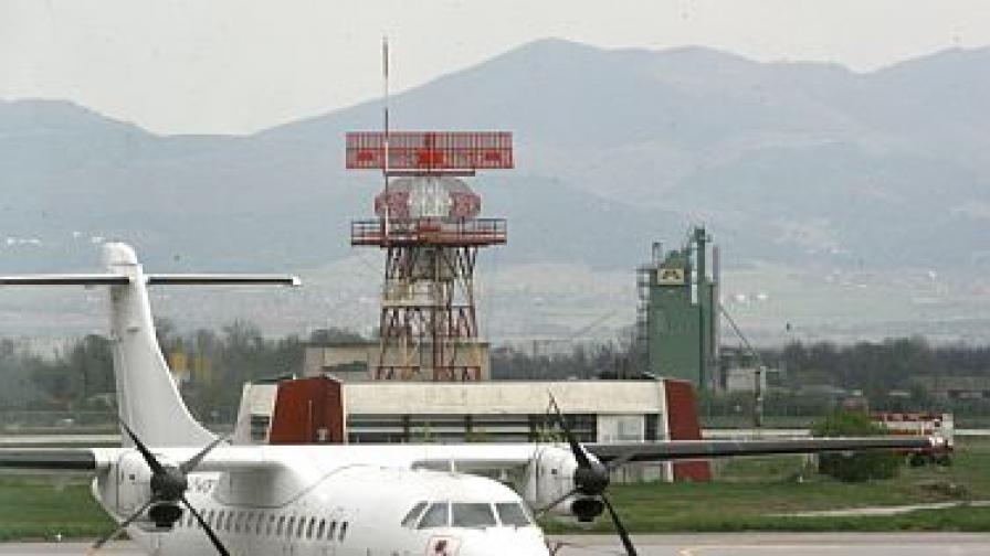 Самолет на "България Ер" кацна аварийно на летище София