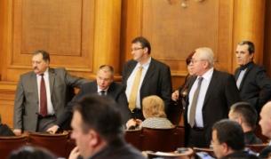 В парламента два часа спориха за знака на бюлетината