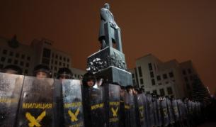 Тежко въоръжени милиционери се изправиха срещу гневните няколко хиляди демонстранти пред паметника на Ленин и сградата на правителството в центъра на Минск