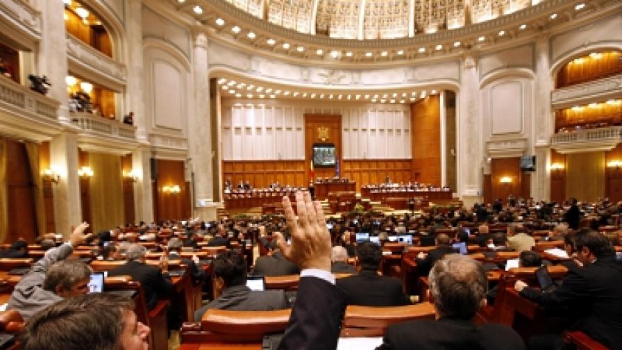 Румъния: Мъж се хвърля от балкона в парламента