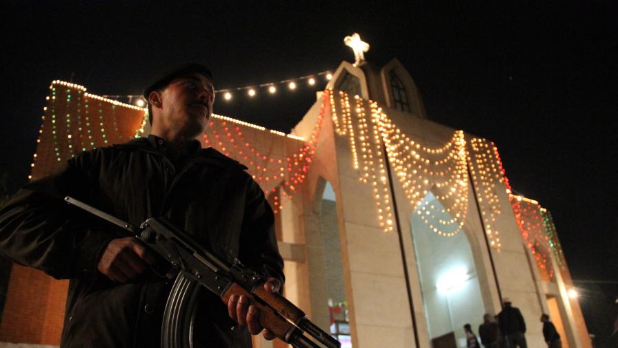 Пакистански полицаи пази входа към христанска църква в Пакистан на Бъдни вечер