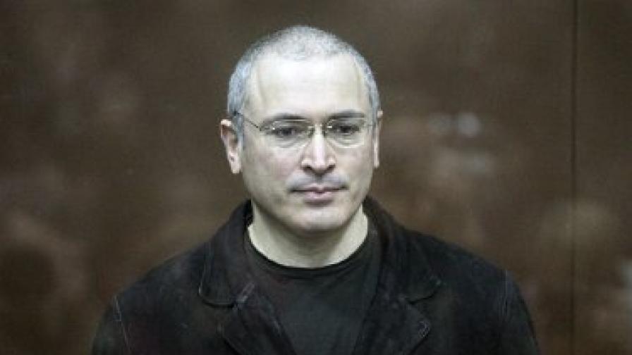 В съдебната зала Ходорковски беше държан в клетка от стъкло и стомана