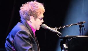 Елтън Джон и партньорът му вече си имат момченце  