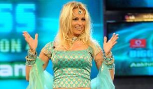 В ливърпулския театър "Емпайър" Памела играе ролята на духа в пантомимата "Аладин"