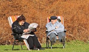 Възрастни сърби се радват на необичайно топлото време за края на декември в Белград