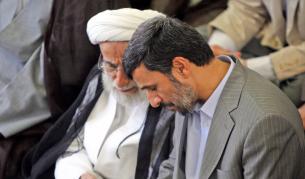 Съветът на пазителите се оглавява от аятолах Ахмад Джанати (л), който е твърд поддръжник на Ахмадинеджад (д).