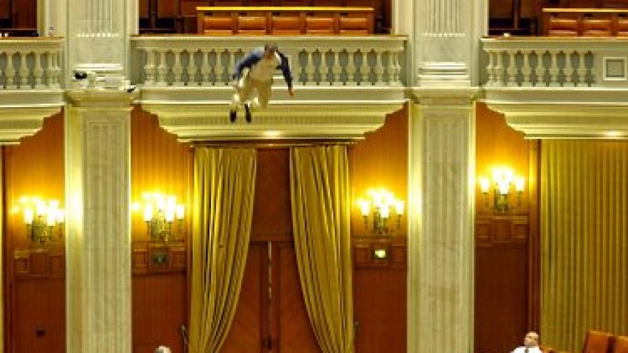 Собару: Защо скочих от балкона на парламента