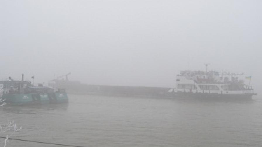 Гъстата мъгла затрудни и корабоплаването по река Дунав