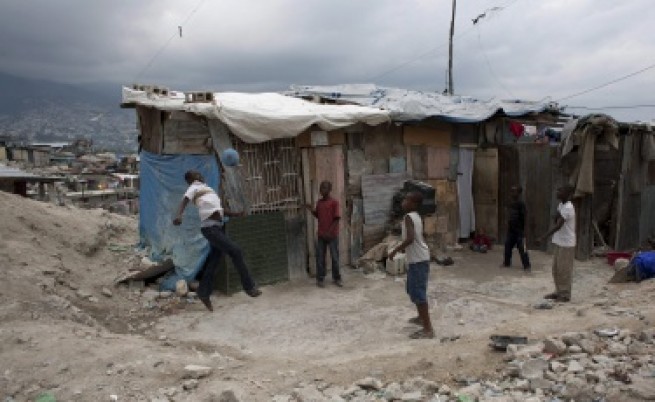 Година след земетресението Хаити е все още в развалини