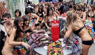 Полуголи купувачи нахлуха за следпразнчните разпродажби в скъпия магазин от веригата Desigual в Сан Себастиан в Испания, за да се възползват от промоцията "Ела полугол, тръгни си облечен"