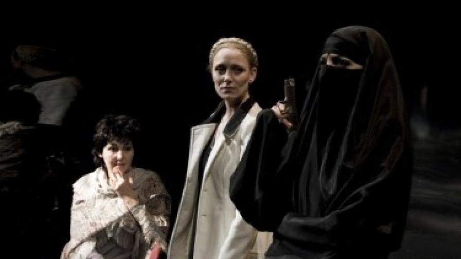 Отляво:Ангелина Славова, Койна Русева и Искра Донова в сцена от "Нордост"