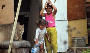 Интегрират ромите чрез жилищна политика – сами ще строят домовете си