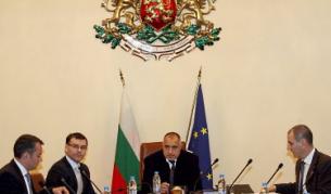 Външният министър прекарал 193 дни в чужбина за година