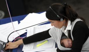 Италианската евродепутатка Личия Ронцули, която доведе бебето си на пленарния дебат за удължаване на майчинството в ЕС