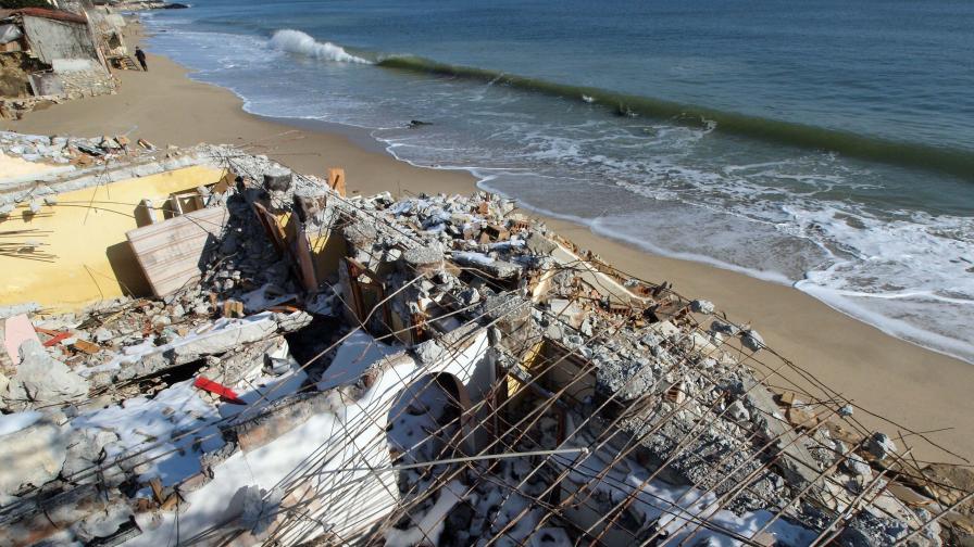 Морето поглъща останките на хотел "Рамона"