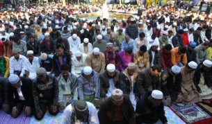 Мюсюлмани се молят на площада пред Атинския университет. Въпреки многото постоянни живеещи там мюсюлмани, Атина е единствената европейска столица, в която няма действаща джамия.